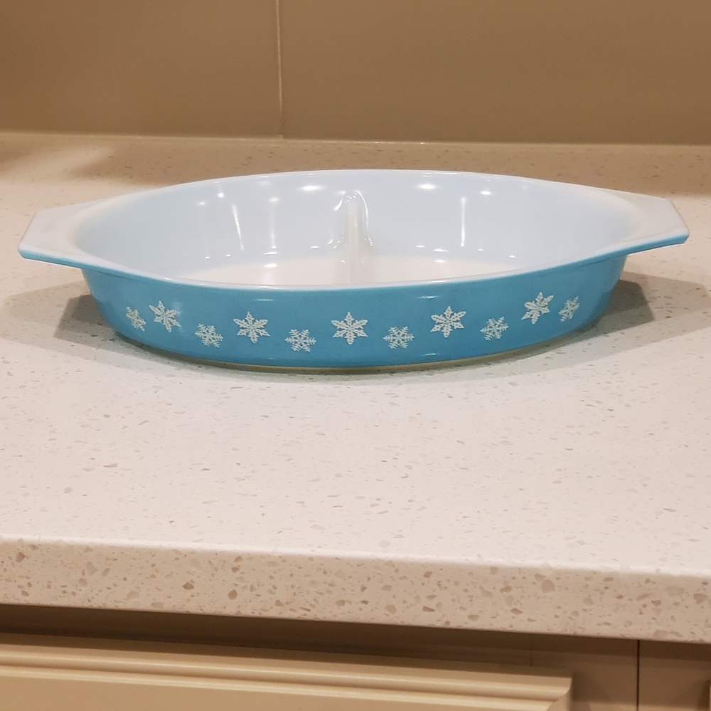 Pyrex, Turquoise Blue, White Snowflake, 1.5 Quart Divided Dish, Minor Wear, EUC